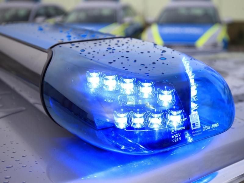 Ein 46-jähriger Mann hat sich im Regionalzug vor einer 20-jährigen Frau entblößt.