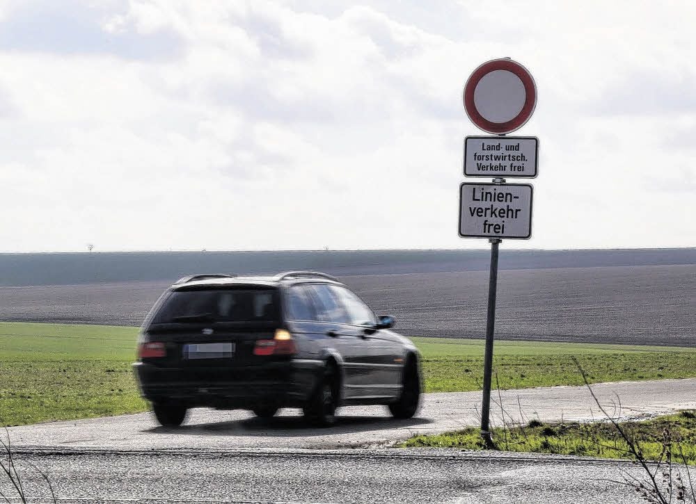 Die Volkstedter sind verärgert: Viele Autofahrer ignorieren das Verbotsschild.