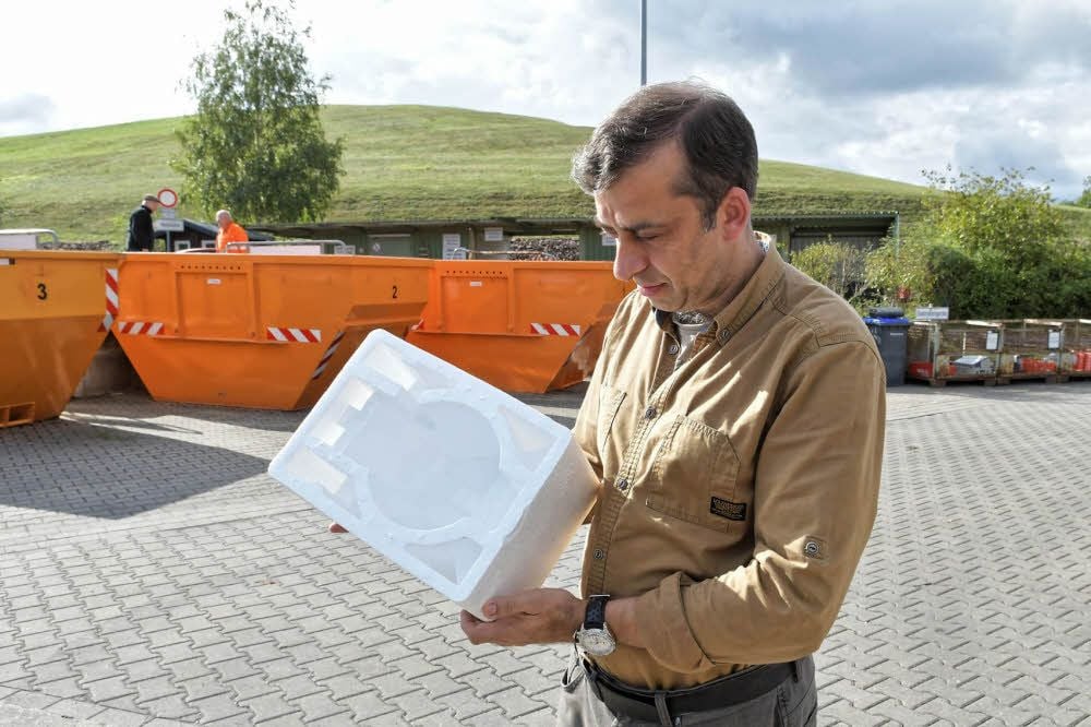 Verpackungsmaterialien, wie sie Ralf Kirsch, Mitarbeiter der Deponie, in den Händen hält, können weiter problemlos entsorgt werden, doch mit dem Flammschutzmittel HBCD versehene Dämmstoffe nicht.