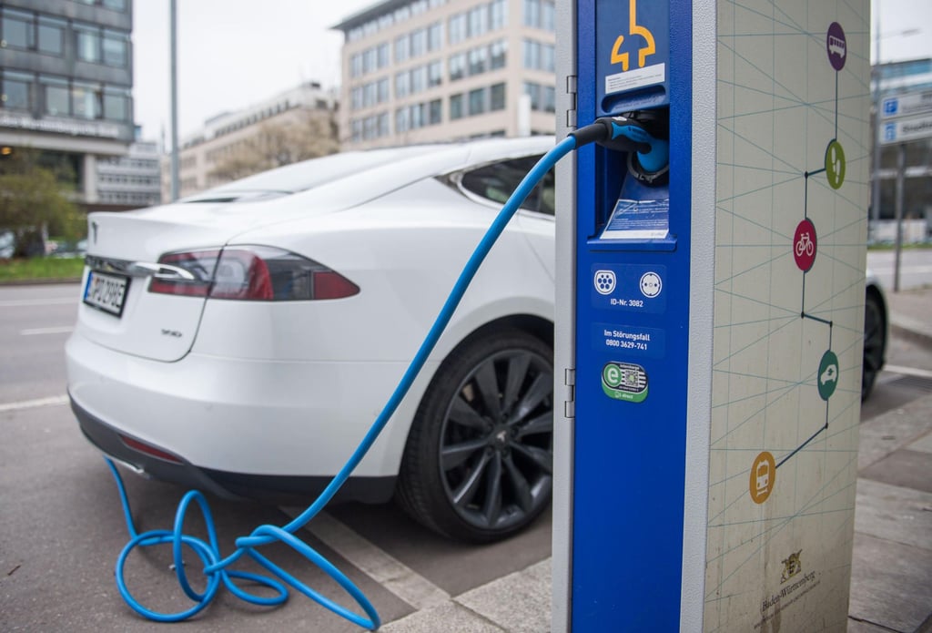 Ein Elektroauto des Typs Tesla S