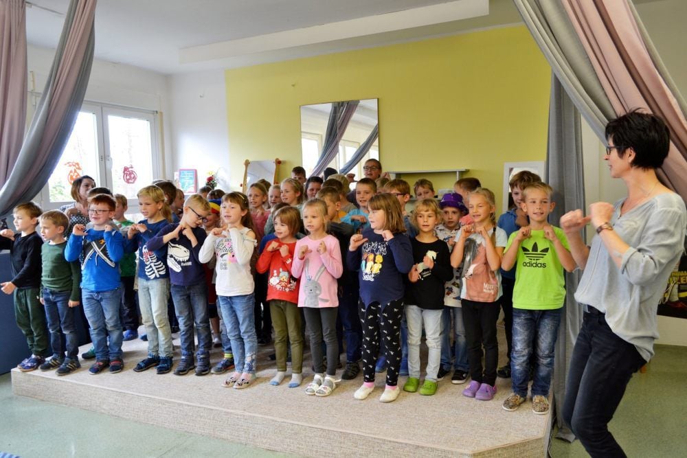 Bevor der neue Name verkündet wurde, gestalteten die Kinder ein Programm.