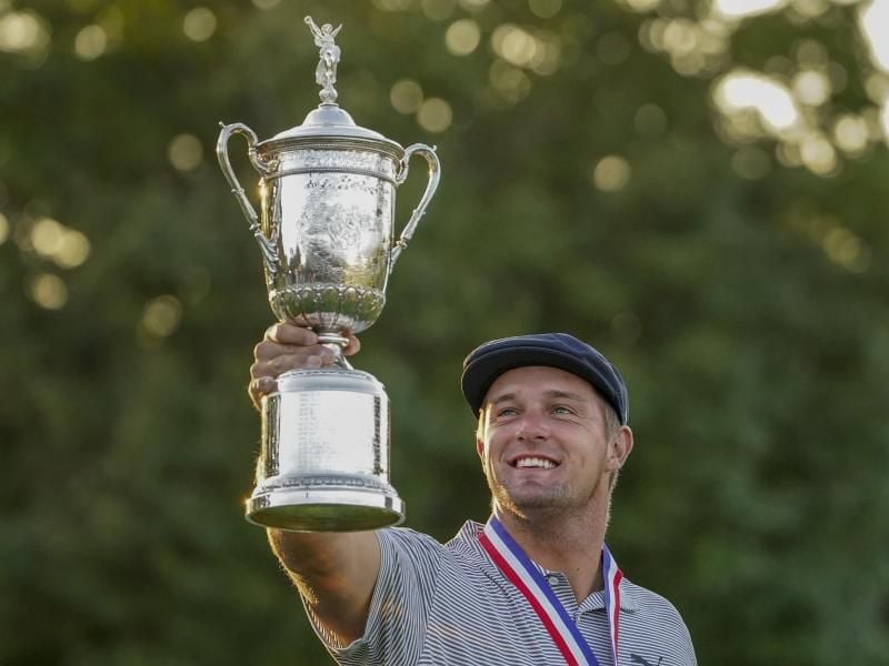 Der muskulöse Golfer Bryson DeChambeau aus den USA hält nach dem Sieg der US Open seine Trophäe in die Höhe. Foto: John Minchillo/AP/dpa