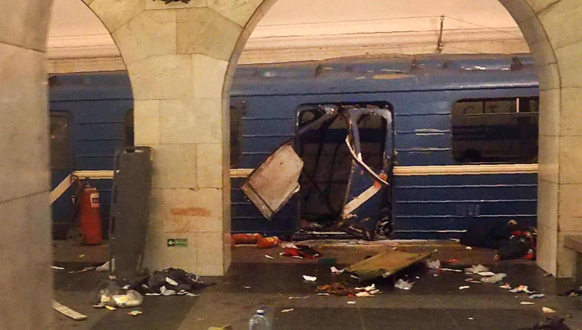 Ein zerstörter Waggon der U-Bahn in St. Petersburg