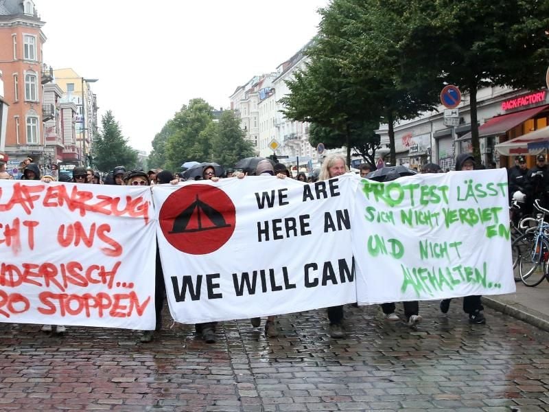 Mit Transparenten ziehen G20-Gipfel-Gegner durch Hamburg. Foto: Bodo Marks/Archiv
