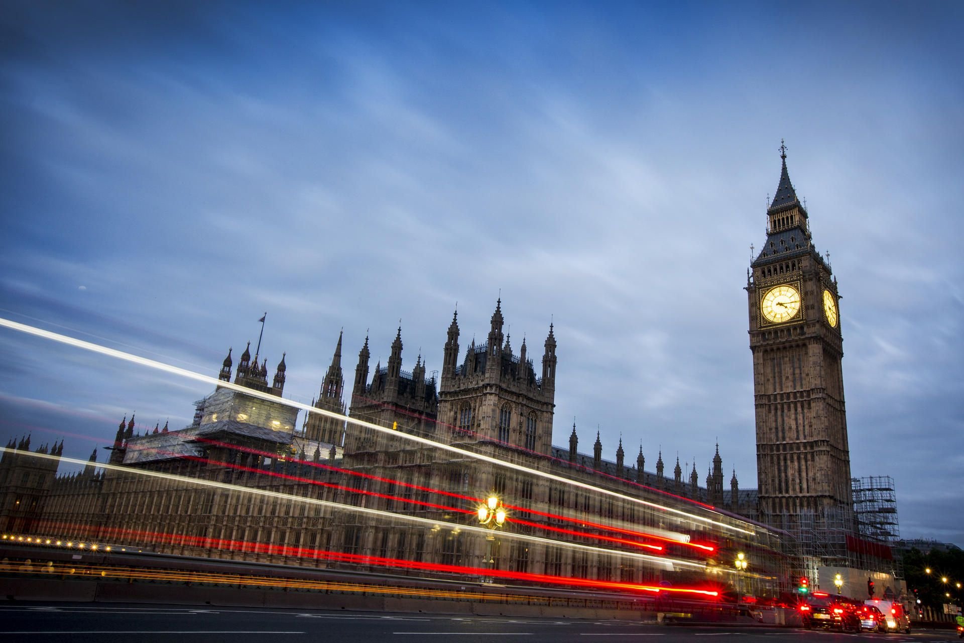 Autos und Busse vor Westminster Abbey