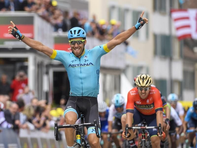 Der Spanier Omar Fraile (l) gewinnt die 1. Etappe der Tour de Romandie. Foto: Jean-Christophe Bott/KEYSTONE