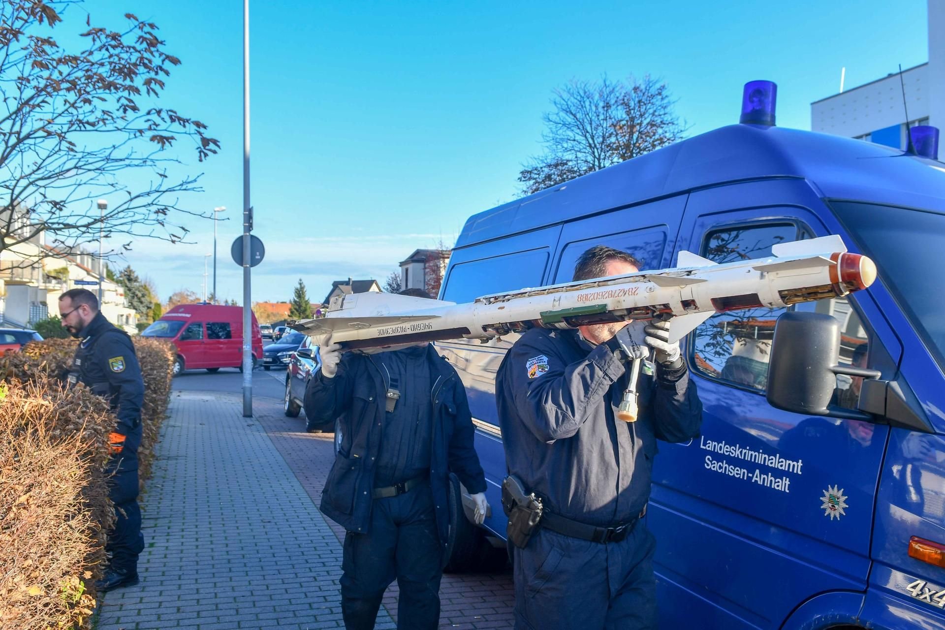 Experten des Kampfmittelbeseitigungsdienstes brachten die in Magdeburg beschlagnahmten Objekte nach draußen. Darunter auch diese Rakete, sowie Minen und Granaten.