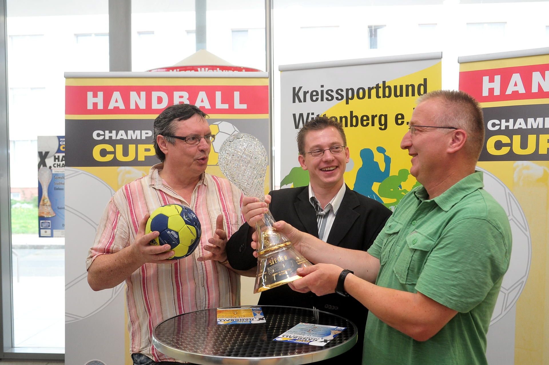 KSB-Geschäftsführer Stephan Arnhold (mi.) und sein Stellvertreter René Stepputtis (re.) sind auf diesem Archivfoto mit Peter Kurth zu sehen.
