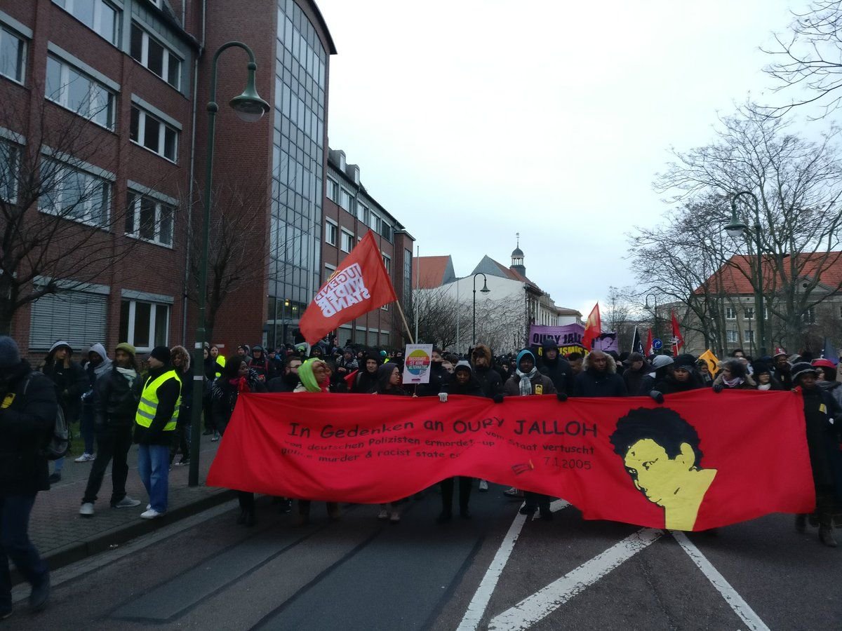 Die Demo vor dem Landgericht in Dessau.