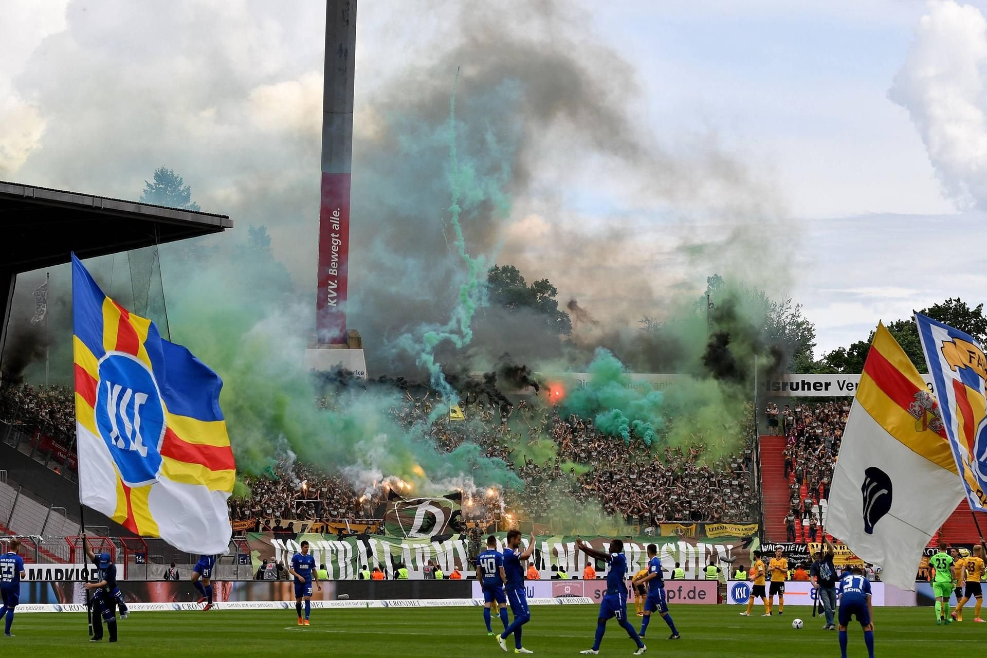 Blick auf den Gästeblock in Karlsruhe. Fans aus Dresden zünden Pyrotechnik.