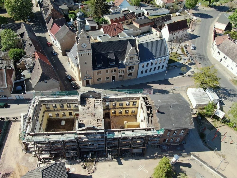 Seltener Anblick: Die Grundschule in Güsten ist vollständig entkernt und derzeit auch ganz ohne Dach bzw. Dachstuhl.
