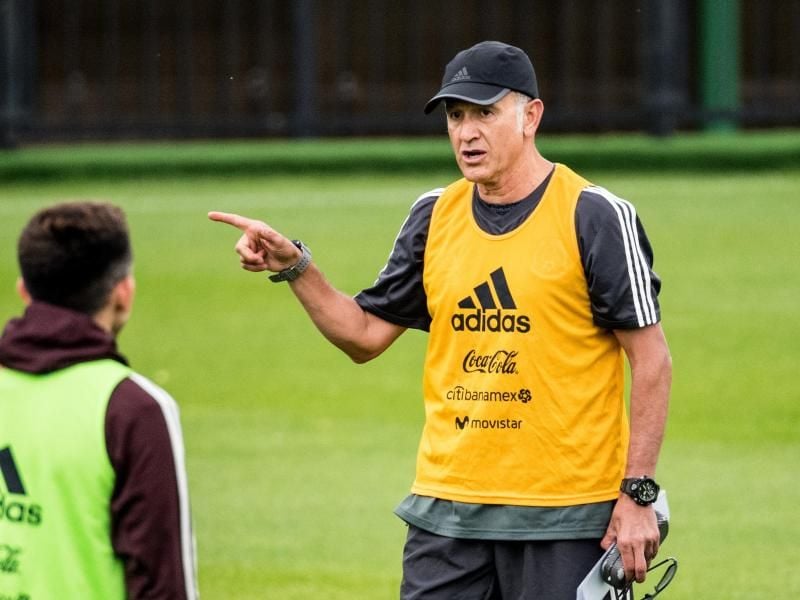 Mexiko-Coach Juan Carlos Osorio (r) beim ersten Training in Russland. Foto: Petter Arvidson/Bildbyran via ZUMA Press