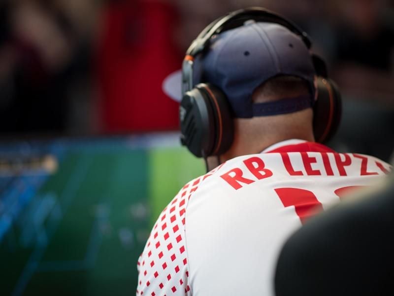 Die E-Sportler des RB Leipzig können auf einen erfolgreichen Doppelspieltag in der VBL Club Championship zurückblicken. (Archivbild). Foto: Guido Kirchner/dpa