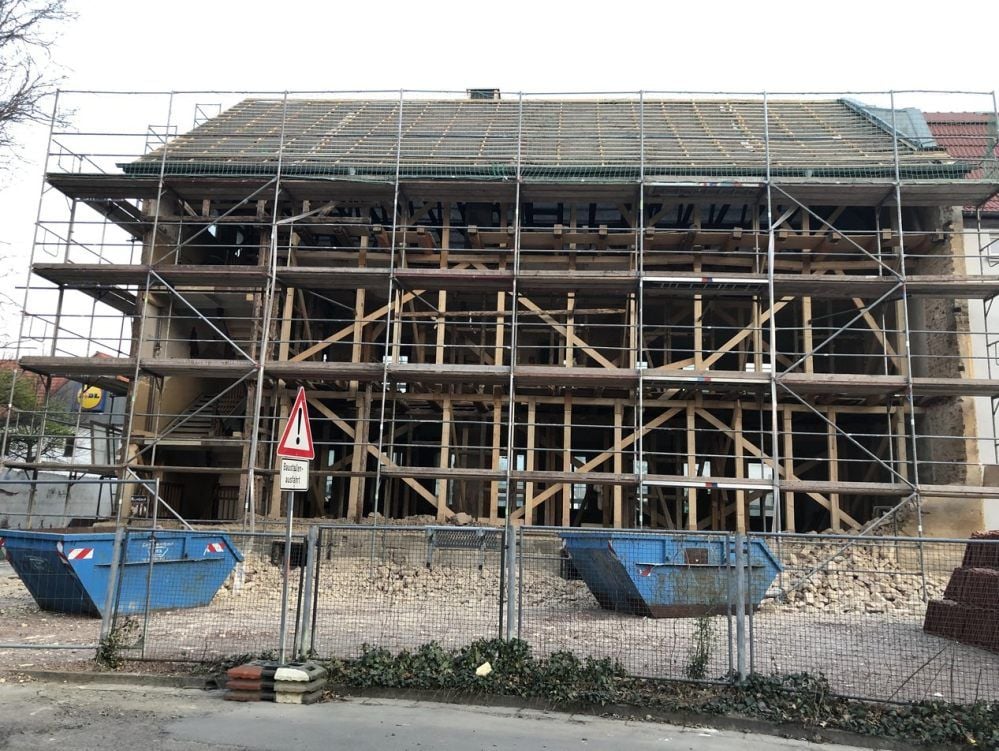 Während der Bauzeit: Die rückwärtige Wand wurde abgerissen.