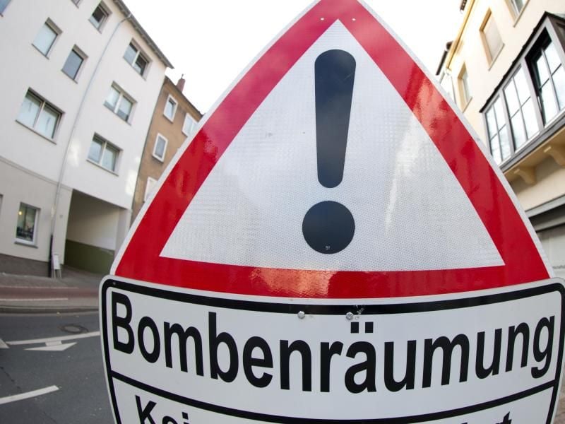 Auf einem Verkehrsschild wird auf eine Bombenräumung hingewiesen. Foto: Friso Gentsch/Archiv