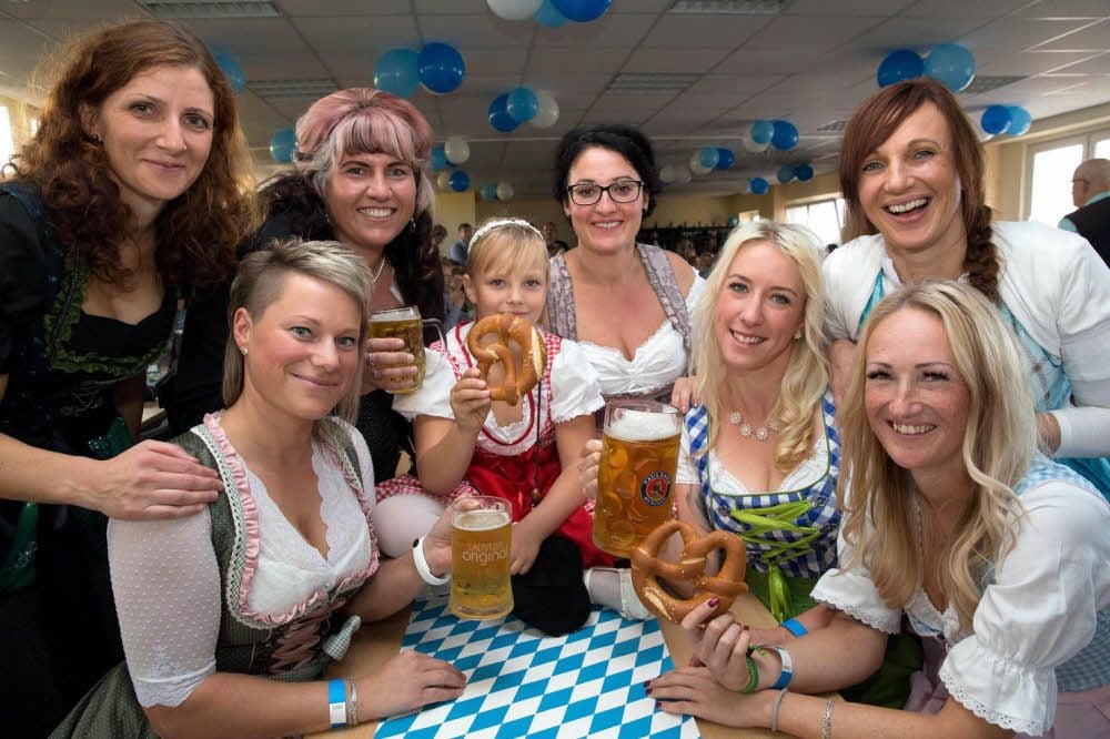 Nicht nur die Mädels hatten sich aus diesem Anlass schick gemacht, auch Männer in Tracht waren zu sehen. Bier und Bretzel durften natürlich auch nicht fehlen beim Oktoberfest in Gorsdorf.
