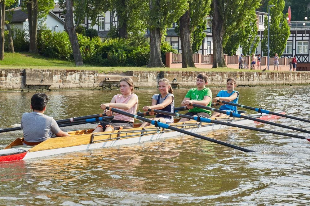 Dank einer Sondergenehmigung ist Teamtraining auf dem Wasser möglich. Das nutzen die Bernburger Nachwuchsruderer um Steuermann Elias Winkler (v. li.), Charlotte Handt, Luise Wartmann, Jakob Kannenberg und Anthony Grube.