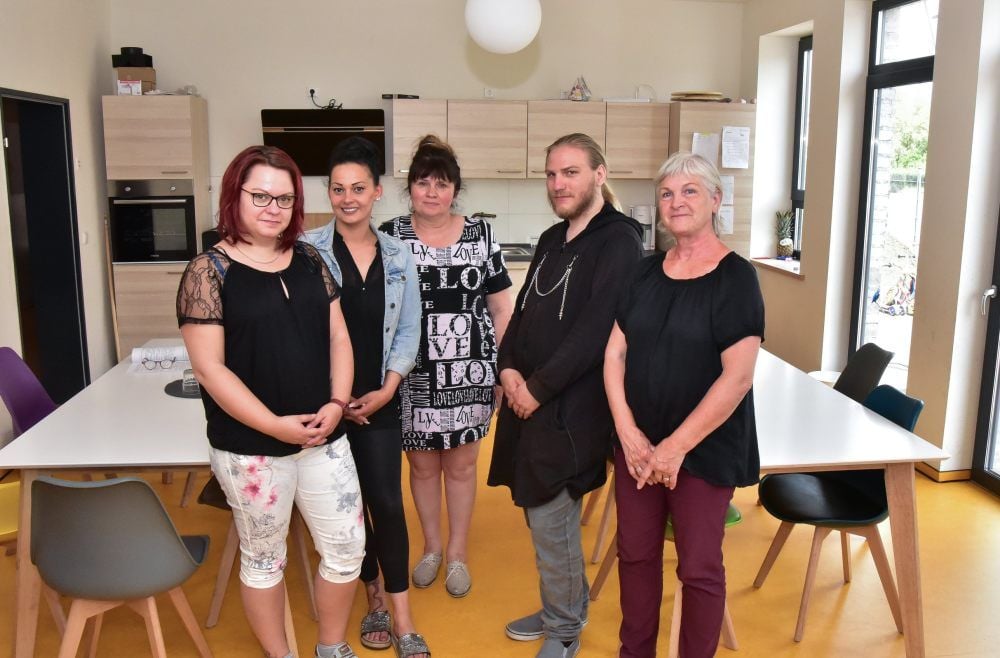 Dagmar Edel (re.) mit einem Teil ihres Teams in der gemeinsamen Essküche.
