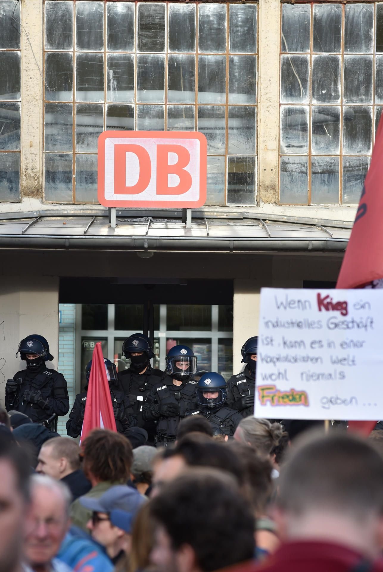Gegendemonstranten am Bahnhof Köthen.