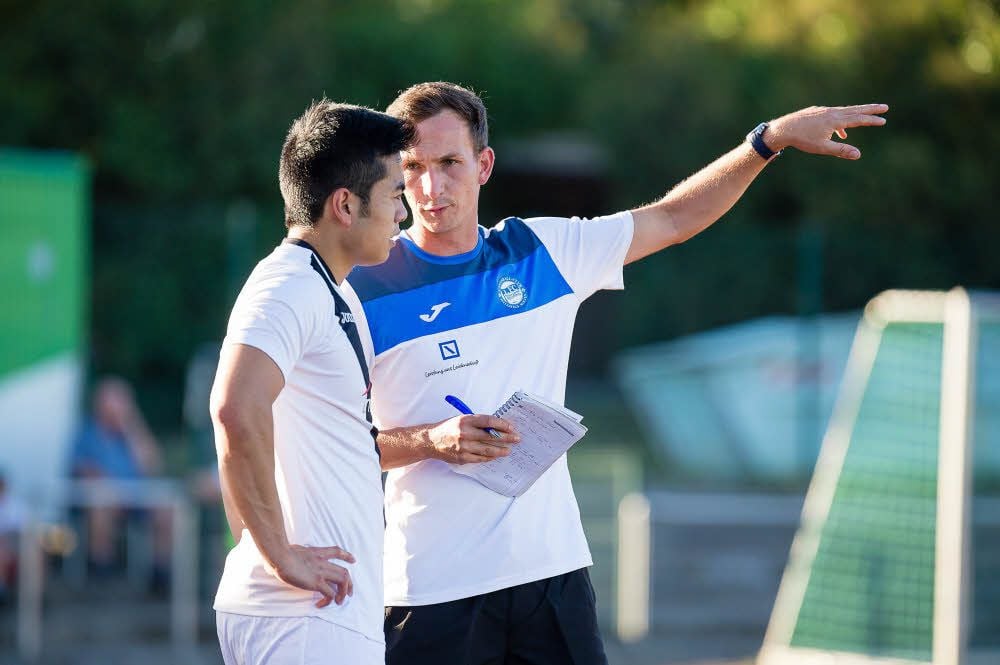 Torsten Brinkmann (r.) versucht den 1. FC Bitterfeld-Wolfen nach seinen Vorstellungen zu gestalten.