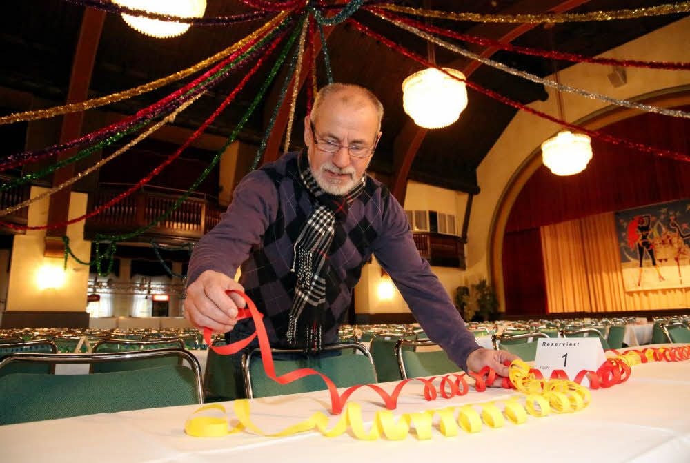 Jürgen Lange dekoriert im Bernburger Kurhaus die Tische für die Silvester-Party, für die noch Karten erhältlich sind.