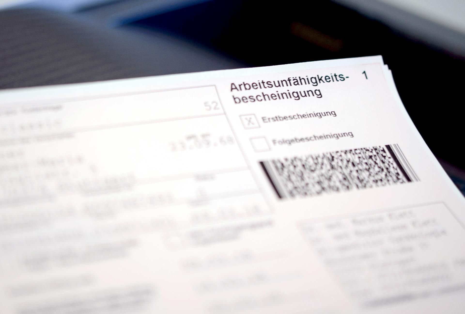 Eine solche Arbeitsunfähigkeitsbescheinigung können Patienten ab sofort auch per Telefon erhalten, ohne den Weg in die Praxis antreten zu müssen.