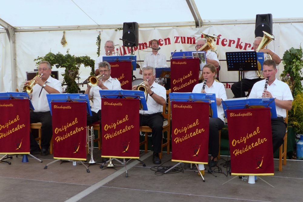 Zum Nachmittagskonzert spielen die „Heidetaler Musikanten“ im Festzelt auf.
