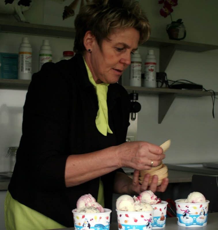 Bärbel Mühlbach als Verkäuferin im Eiswagen in Mauken.