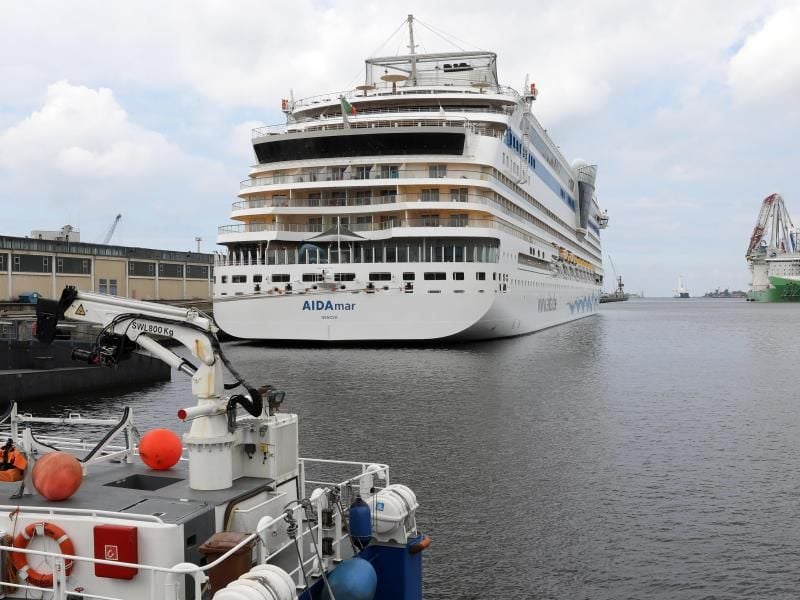 Die Kreuzfahrtreederei Aida Cruises hat ihren Neustart nach der Corona-Zwangspause kurzfristig verschoben. Foto: Bernd Wüstneck/dpa-Zentralbild/dpa