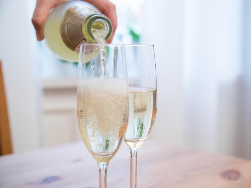 Auch Diabetiker können zu besonderen Anlässen mit Sekt anstoßen, wenn sie das möchten. Foto: Christin Klose