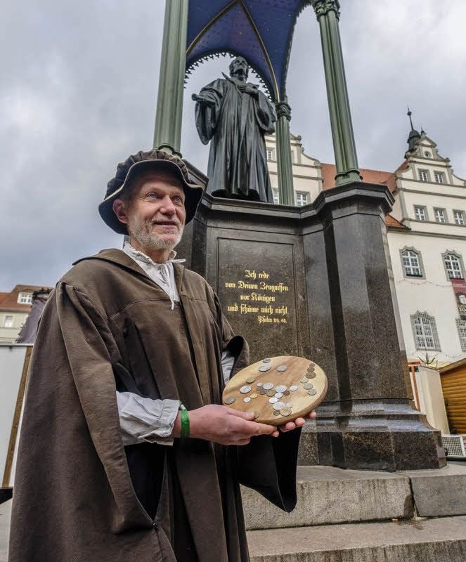 Michael „Melanchthon“ Schicketanz aus Zahna hat etliche Führungen im Programm - hier spazierte er im November 201 7 im Zusammenhang mit Philipp Melanchthons Hochzeitstag zu dessen Denkmal auf dem Wittenberger Marktplatz.