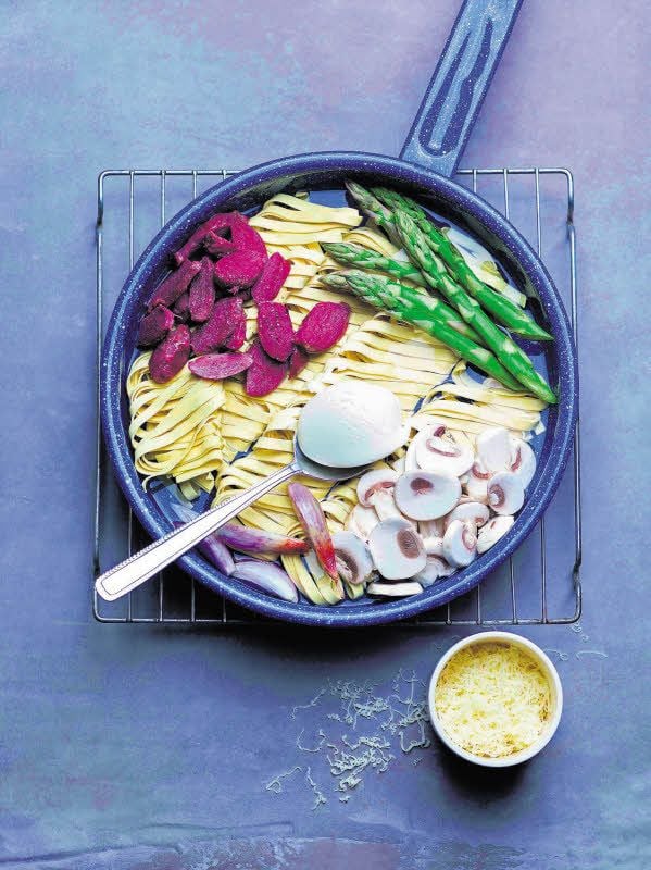 In den Topf kommen Schalotten, Champignons, Hühnermagen, Pasta, grüner Spargel und Gewürze.