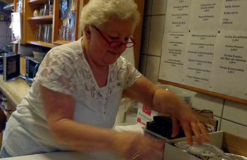 Rosi Musch packt die Bestellungen ein.