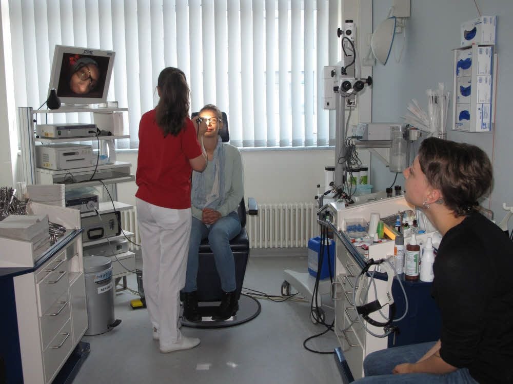 Während der Zukunftsvisite im Zeitzer Klinikstandort erklärt HNO-Ärztin Kathrin Engel den Studenten die Untersuchungsgeräte.