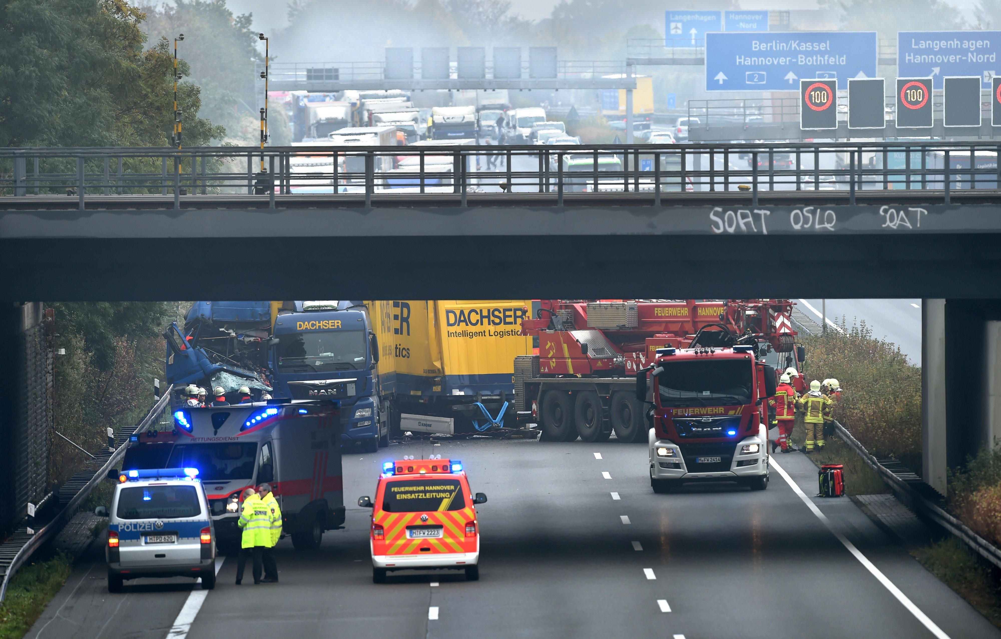 Rettungs- und Feuerwehrkräfte sichern A2 nördlich von Hannover eine Unfallstelle mit zwei Lastzügen, darunter ein Gefahrguttransporter (l), ab.