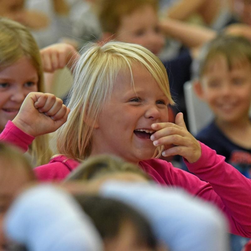 Mit Clown Mausini macht das Lernen Spaß, wie man an den Schülern der Grundschule Staßfurter Höhe in Aschersleben sehen kann.