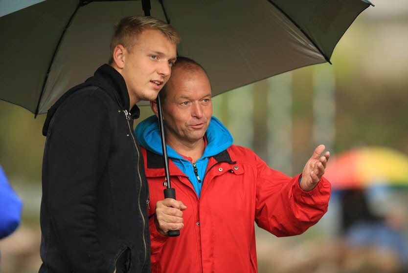 Timo Trummer und Onkel Michael Trummer (von links) begutachten die Wettkampfstrecke des Kanuvereins Zeitz in Haynsburg.