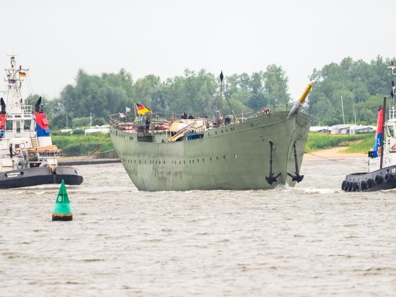 Das Marineschulschiff Gorch Fock wird von zwei Schleppern zur weiteren Sanierung zur Werft geschleppt. Foto: Mohssen Assanimoghaddam/Archivbild