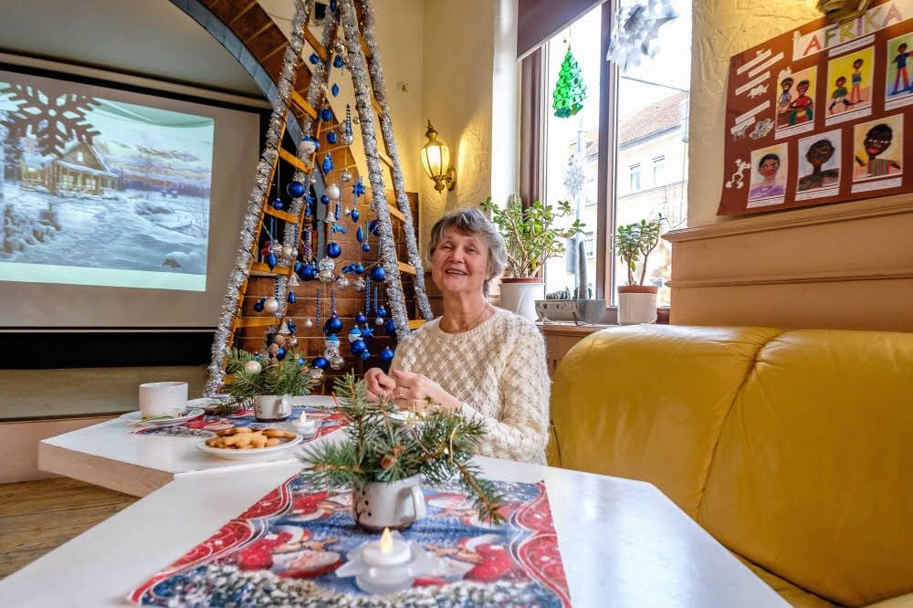Im Mehrgenerationenhaus in Wittenberg, wo sich Erna Nepke engagiert, steht eine als Baum geschmückte Leiter. Zuhause hat Erna Nepke einen echten Baum stehen.