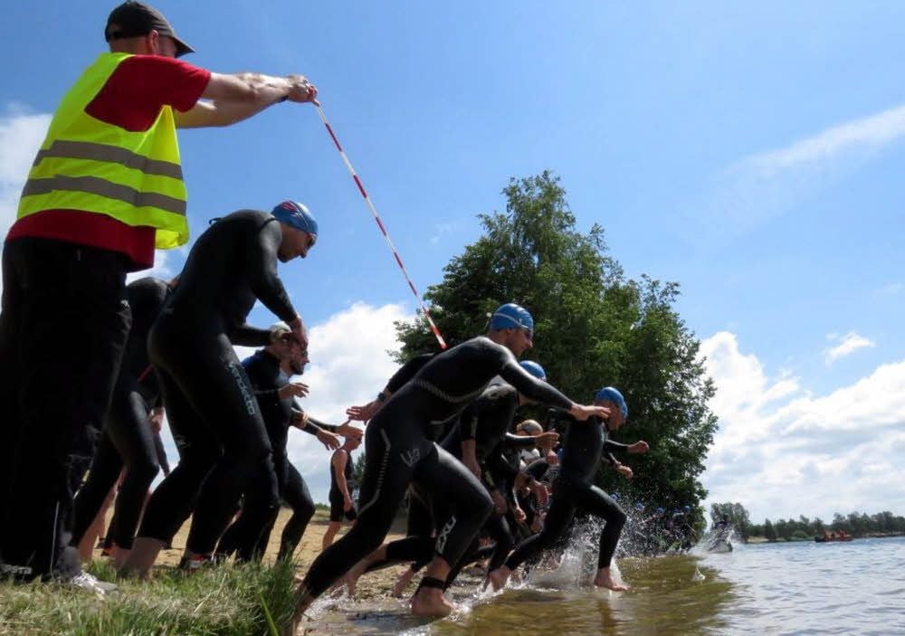 Leine hoch und los. Bei der 27. Auflage des Triathlons am Bergwitz-See gingen am Sonnabend insgesamt 220 Teilnehmer an den Start.