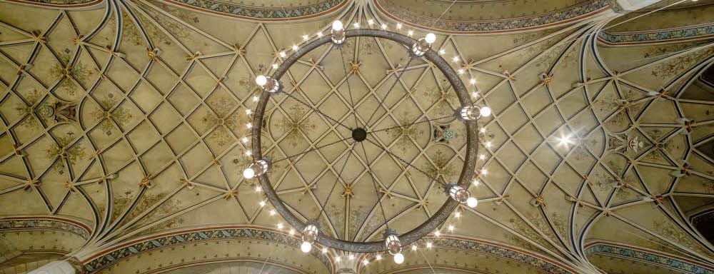 Die Radleuchter unter dem Gewölbe haben drei unterschiedliche Leuchtmittel: Türme im Radkranz, opalisierte sowie einfache Kugelleuchten.