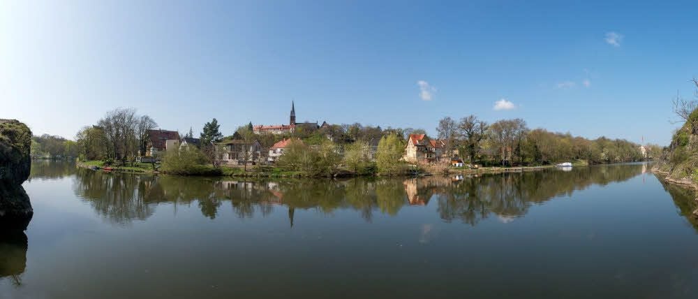 Die Talstraße unterhalb des Kröllwitzer Kirchbergs liegt idyllisch am Saale-Ufer. Hier ist der Ursprung des Stadtteils.