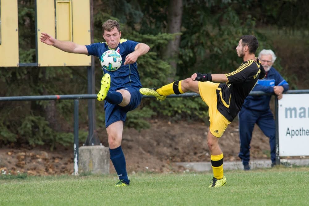 Paul Thieme (l.) von der Kombination Baumersroda II/Burgscheidungen und der Mertendorfer Patrick Binder im Kampf um den Ball. Diese Kreisklasse-Partie endete 1:1.