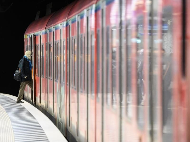 Ein Mann steigt in eine S-Bahn ein. Foto: Andreas Arnold/dpa/Archivbild
