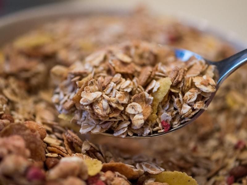 Viele Bio-Müslis halten, was sie versprechen. Die Zeitschrift „Öko-Test” stellte bei 14 von 16 getesteten Produkten tatsächlich Bioqualität fest. Foto: Armin Weigel/dpa