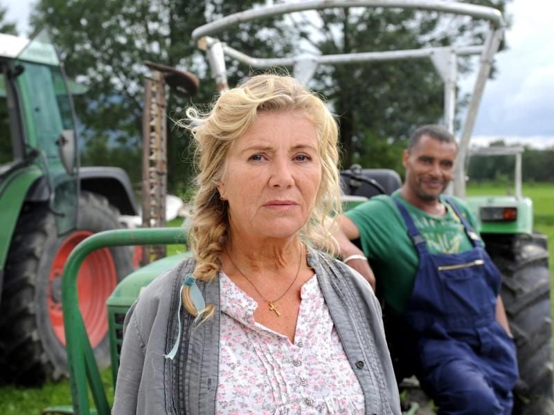 Eine Frau steht ihren Mann: Jutta Speidel spielt in „24 Milchkühe und kein Mann” eine Bäuerin, die nach dem Tode ihres Mannes den Betrieb weiterführt. Foto: „ARD Degeto/BR/Hans-Joachim Pfeiffer