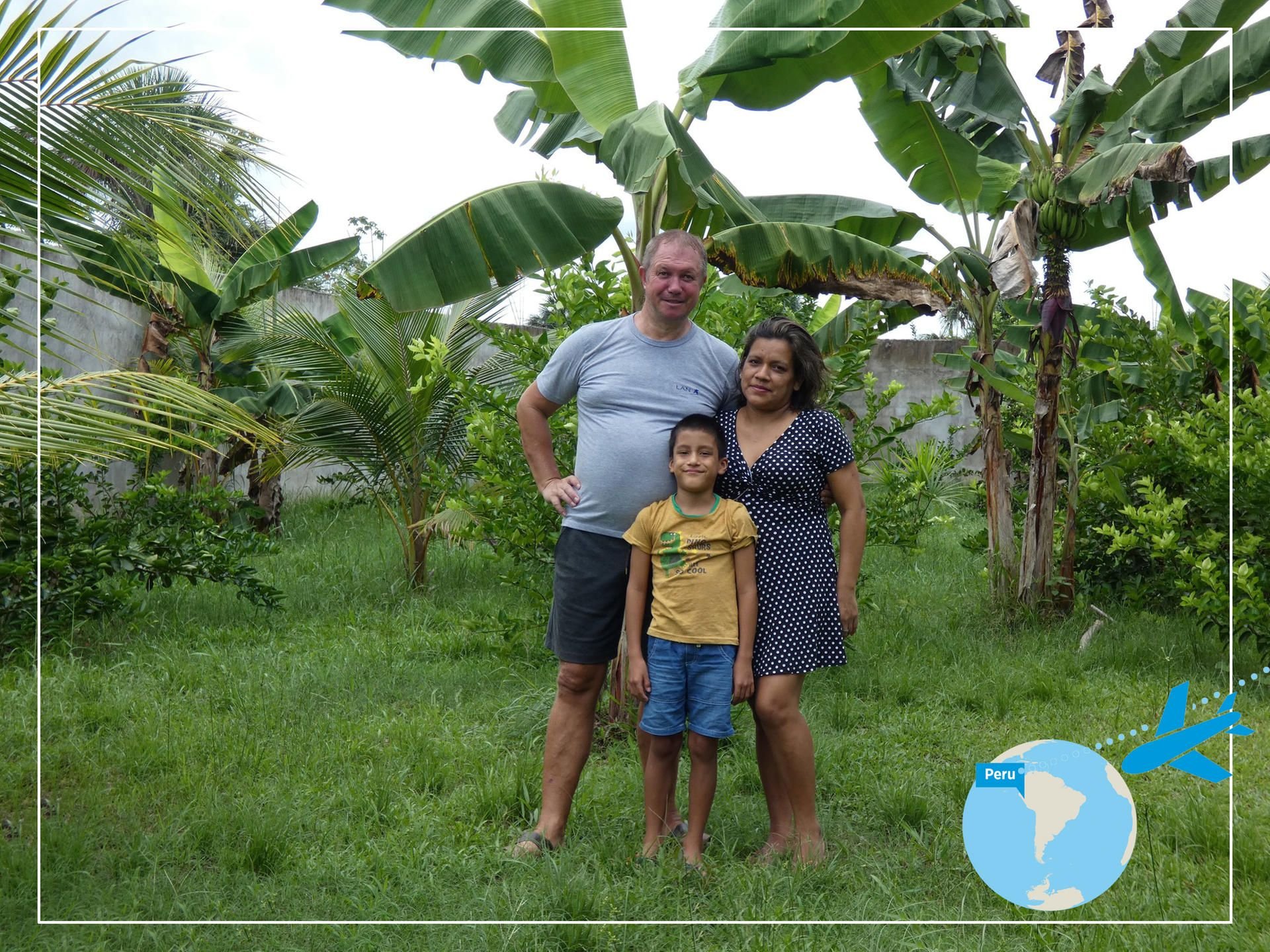 Uwe Gerlach mit seiner Frau Nelly und Sohn Enrique in ihrem Garten in Iquitos.