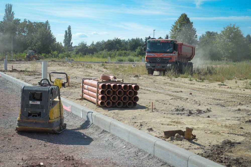 Ende September soll die Straße des Baugebietes fertig sein.