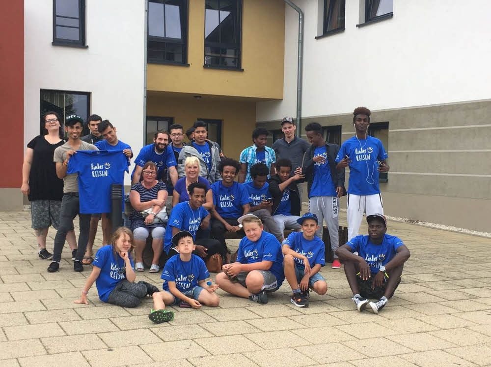 Die Kinder und Jugendlichen verbringen ihren Sommerurlaub im Hotel Euroville. Gesponsert wird die Reise von der Fernsehlotterie.