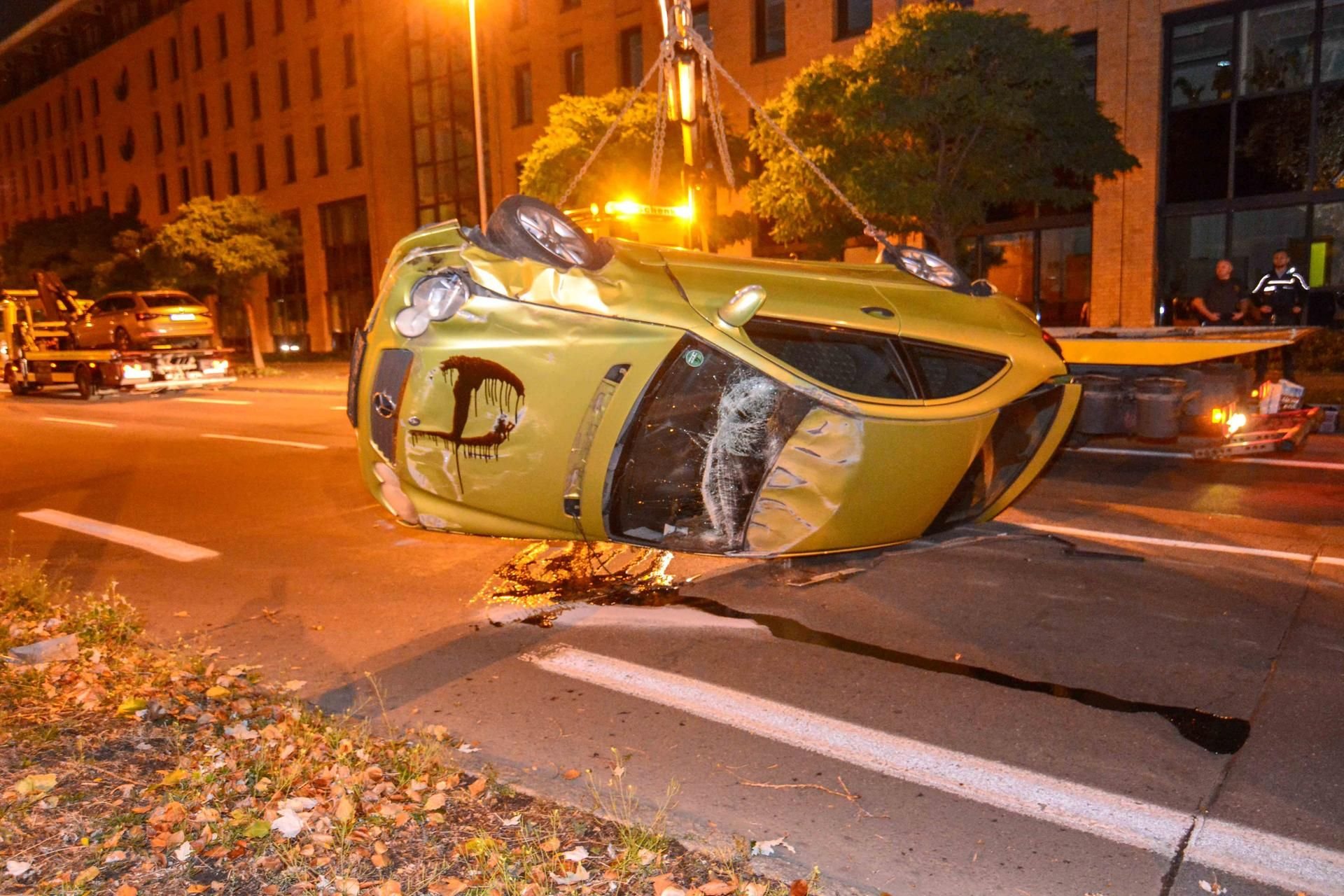 Der überschlagene Wagen wird vom Unfallort auf der Otto-von-Guericke-Straße abtransportiert.